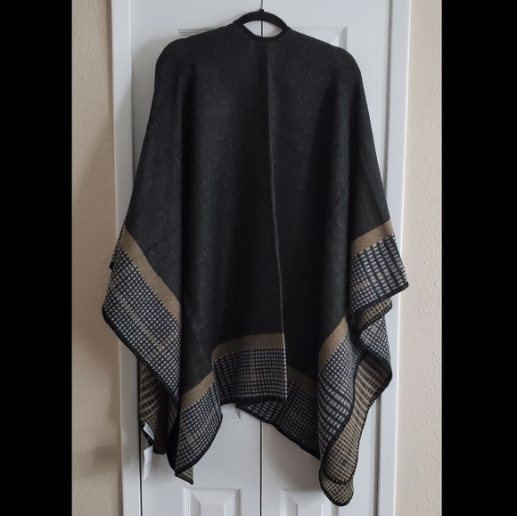 Lulla Collection Reversible Poncho - Picture 2 of 8